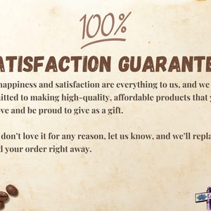 Puede incluir: Texto 100% Garant&iacute;a de Satisfacci&oacute;n sobre un fondo marr&oacute;n con granos de caf&eacute; esparcidos en la parte inferior. El texto dice: "Tu felicidad y satisfacci&oacute;n son todo para nosotros, y estamos comprometidos a hacer productos de alta calidad y asequibles que te encantar&aacute;n y de los que estar&aacute;s orgulloso de hacer un regalo. Si no te gusta por alguna raz&oacute;n, h&aacute;znoslo saber, y lo reemplazaremos o te reembolsaremos tu pedido de inmediato."
