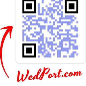 以下が含まれることがあります： 青と黒の色合いのQRコードが入った白い正方形。赤い矢印がQRコードを指しています。「WedPort.com」の文字が赤い筆記体で正方形の下に書かれています。