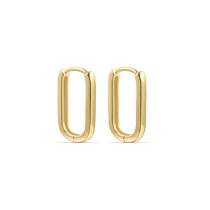 Op de afbeelding: Een paar gouden oorringen met een rechthoekige vorm.