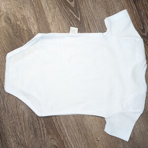 Baby Body weiß Geschenk zur Geburt Strampler Baby 2024 minimalistisch Geschenkidee zur Taufe kurzarm Body Ostern Bild 9