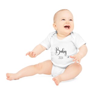 Baby Body weiß Geschenk zur Geburt Strampler Baby 2024 minimalistisch Geschenkidee zur Taufe kurzarm Body Ostern Bild 6