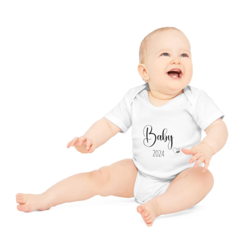 Baby Body weiß Geschenk zur Geburt Strampler Baby 2024 minimalistisch Geschenkidee zur Taufe kurzarm Body Ostern Bild 6