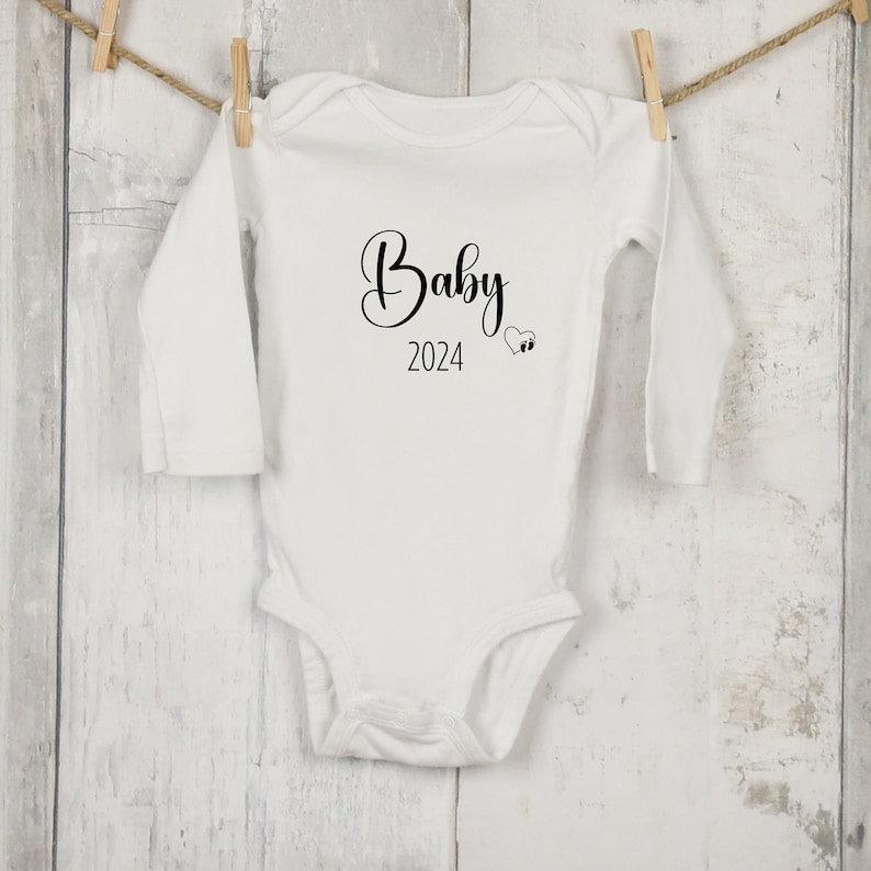 Baby Body weiß Geschenk zur Geburt Strampler Baby 2024 minimalistisch Geschenkidee zur Taufe kurzarm Body Ostern langarm - Fußspuren