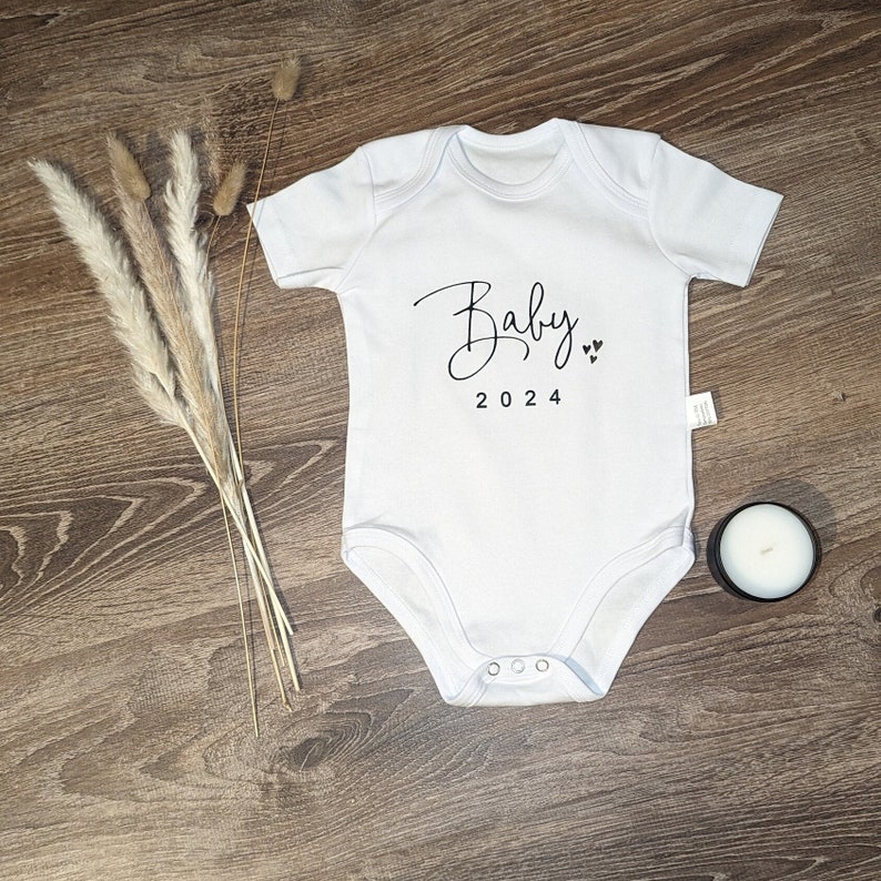 Baby Body Strampler Geschenk Geschenkidee Geburt Taufe Baby 2024 minimalisitisch