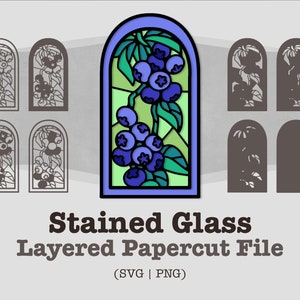 Puede incluir: Un diseño de ventana de vitral con una vid de arándanos con bayas azules y hojas verdes. El diseño está en capas para cortar papel e incluye archivos SVG y PNG.