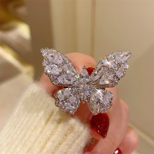 Broche de mariposa súper brillante hecho a mano, Pin de insecto de diamante Swarovski, temperamento exquisito Vintage, accesorios de ramillete deslumbrantes, decoración navideña imagen 2