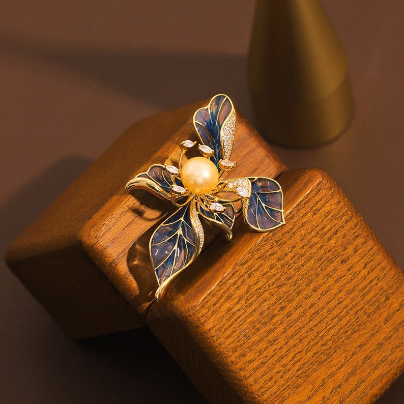 Handmade Natural Pearl Blue Leaf Brooch 18k Gold-Plated French High-End Flower Pins Elegant Temperament Vintage Corsage Wedding Accessories. image 3