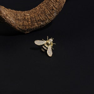 Broche petite abeille faite main en plaqué or 14 carats insecte minimaliste badges vintage uniques animaux personnalisés corsage accessoires cadeau pour elle