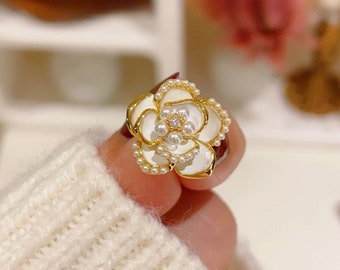 Handgemachte natürliche Perle Kamelien Brosche 14k Vergoldet Französisch Tropfen Öl Pin Abzeichen Vintage Temperament Hochzeit Corsage Zubehör.