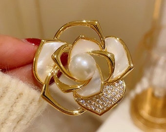 Handgemachte Natürliche Muschel Perle Kamelien Brosche Französisch 14k Vergoldet Blumen Pin Vintage Elegant Temperament Hochzeit Corsage Accessoires.