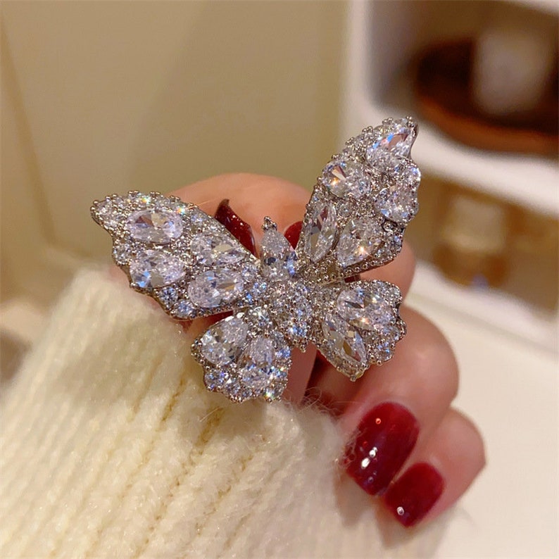 Broche de mariposa súper brillante hecho a mano, Pin de insecto de diamante Swarovski, temperamento exquisito Vintage, accesorios de ramillete deslumbrantes, decoración navideña imagen 7