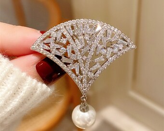 Handgemachte Natürliche Perlen Fächer Brosche Französisch Exquisite Vintage Hohl Diamant Pins Temperament Elegant Corsage Accessoires Weihnachtsdekoration.
