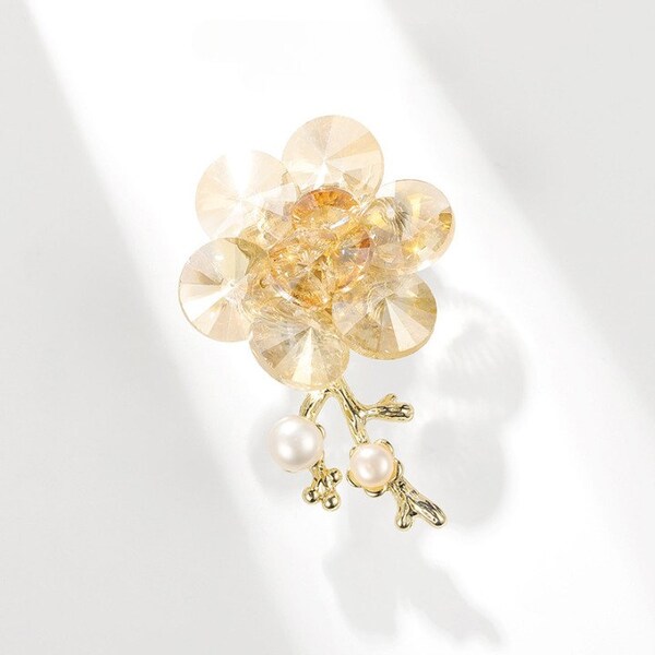 Handmade Natural Pearl Flower Brooch 18k Gold-Plated Plum Blossom Crystal Pins Temperament Elegant Corsage Wedding Decoration Accessories.