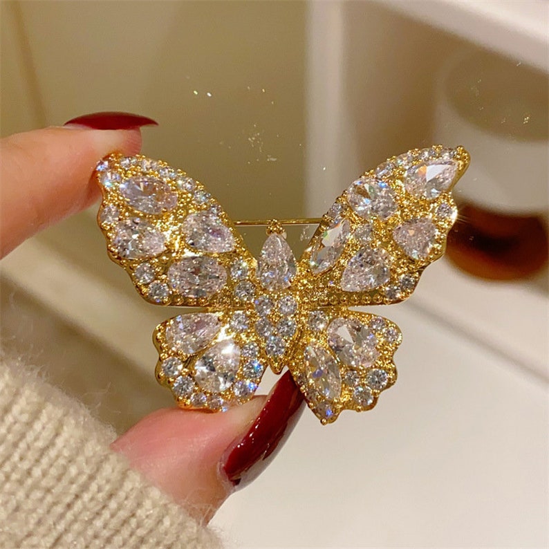 Broche de mariposa súper brillante hecho a mano, Pin de insecto de diamante Swarovski, temperamento exquisito Vintage, accesorios de ramillete deslumbrantes, decoración navideña imagen 10