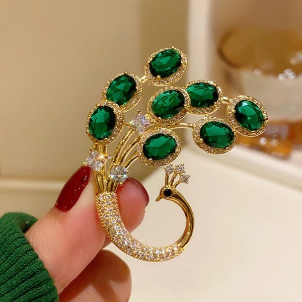 Handmade Emerald Peacock Brooch French Retro Elegant Versatile Pins Personality Niche Style Crystal Animal Corsage Accessories Winter Deco.