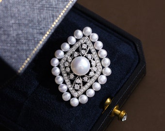 Handgemachte natürliche Perle Diamantförmige Brosche Platin-Plattiert Art Deco Kristall Pin Luxus Vintage Temperament Elegante Corsage Accessoires.