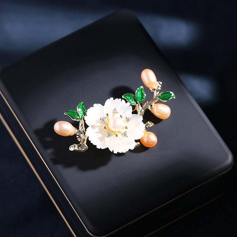 Handmade Freshwater Pearl Flower Brooch Light Luxury Crystal Shell Pins Vintage Temperament Elegant Wedding Corsage Accessories Gift For Mom zdjęcie 5