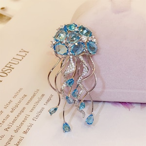 Handmade Crystal Jellyfish Brooch Statement Niche Design High-end Feminine Pins Personality Winter Corsage Accessories Christmas Brooch.