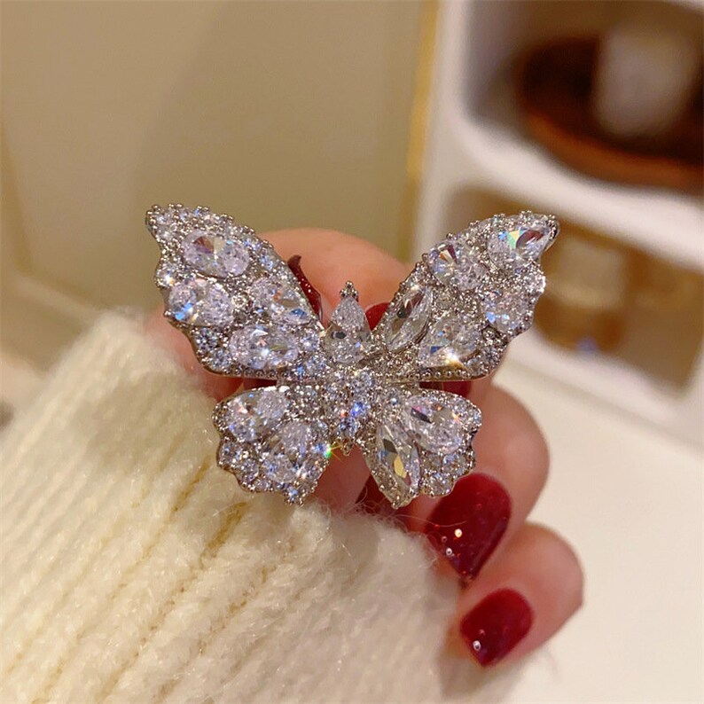 Broche de mariposa súper brillante hecho a mano, Pin de insecto de diamante Swarovski, temperamento exquisito Vintage, accesorios de ramillete deslumbrantes, decoración navideña imagen 6