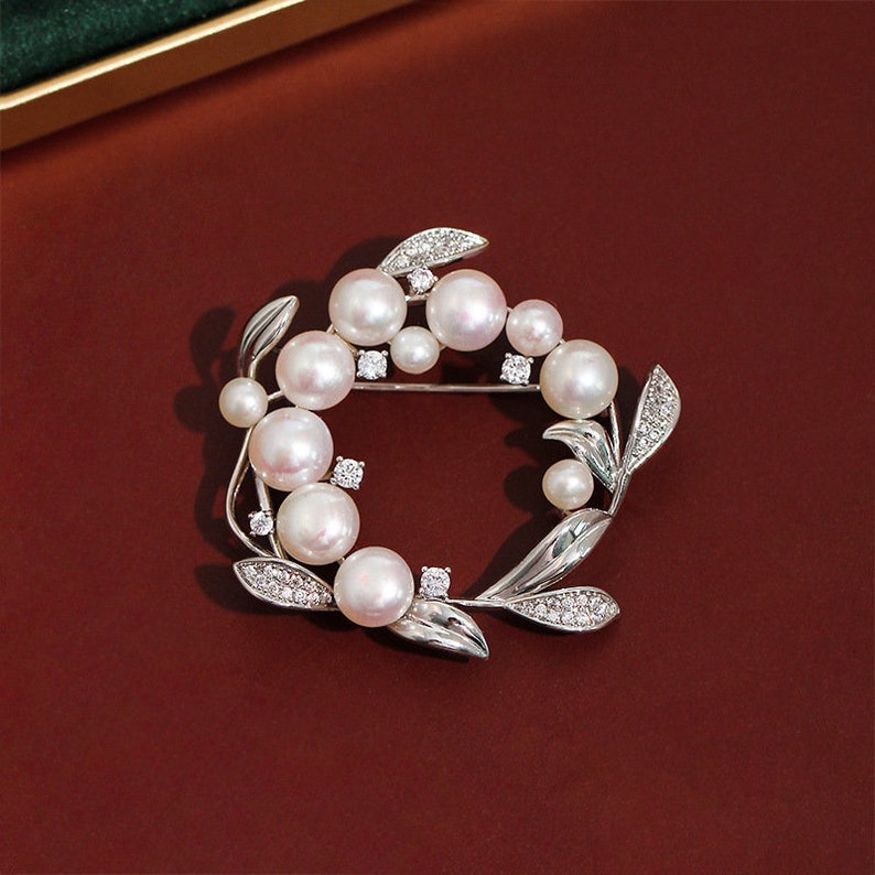 Handmade Freshwater Pearl Garland Brooch 18k Gold-Plated Natural Pearl Crystal Pin Ins Style Vintage Temperament Corsage Wedding Accessories White