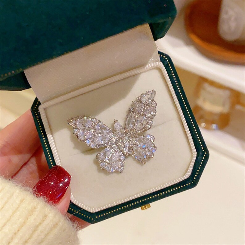 Broche de mariposa súper brillante hecho a mano, Pin de insecto de diamante Swarovski, temperamento exquisito Vintage, accesorios de ramillete deslumbrantes, decoración navideña imagen 4