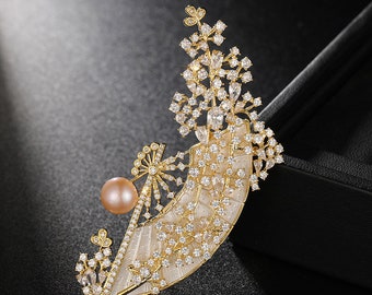 Handmade Natural Pearl Fan Brooch 18k Gold-Plated Vintage Freshwater Pearl Crystal Pins Temperament Elegant Winter Corsage Accessories.