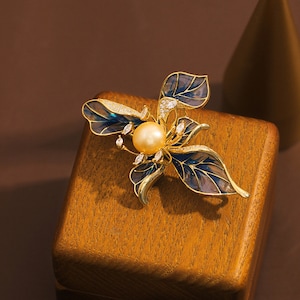 Handmade Natural Pearl Blue Leaf Brooch 18k Gold-Plated French High-End Flower Pins Elegant Temperament Vintage Corsage Wedding Accessories.