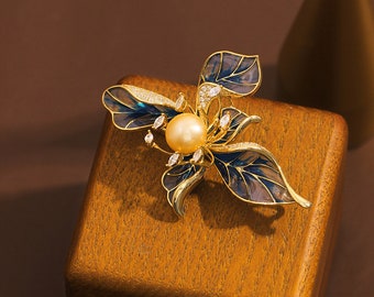 Handmade Natural Pearl Blue Leaf Brooch 18k Gold-Plated French High-End Flower Pins Elegant Temperament Vintage Corsage Wedding Accessories.
