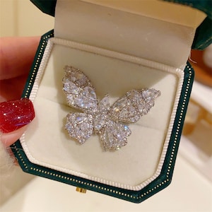 Broche de mariposa súper brillante hecho a mano, Pin de insecto de diamante Swarovski, temperamento exquisito Vintage, accesorios de ramillete deslumbrantes, decoración navideña imagen 3