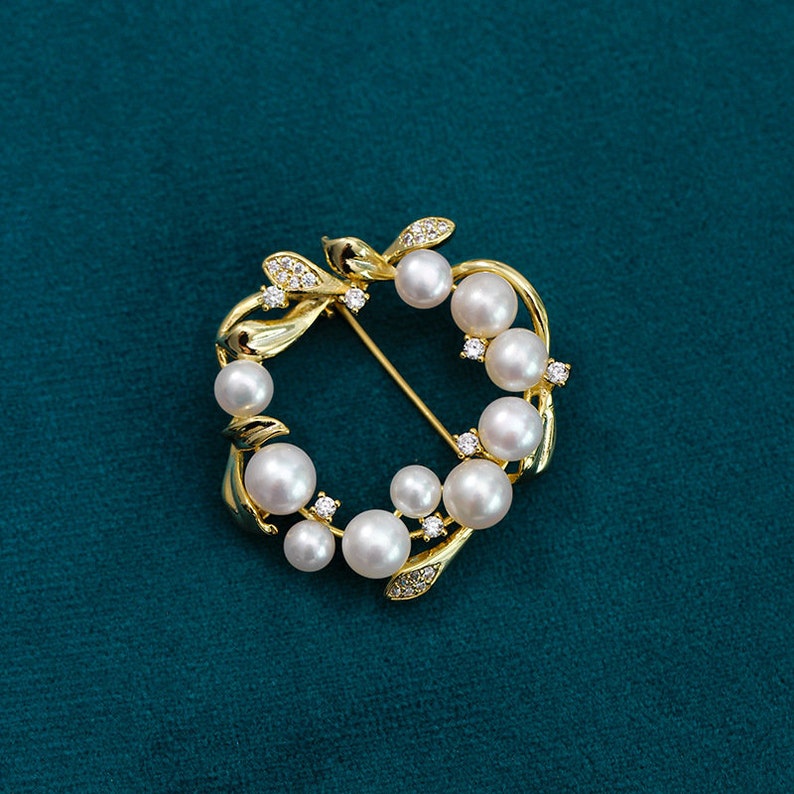 Handmade Freshwater Pearl Garland Brooch 18k Gold-Plated Natural Pearl Crystal Pin Ins Style Vintage Temperament Corsage Wedding Accessories Gold