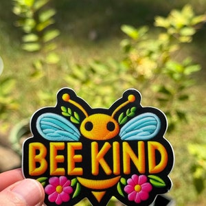Autocollant soyez gentil ~ sticker chrétien ~ imperméable ~ vinyle ~ écriture sainte ~ source d'inspiration ~ cadeau ~ bonne action ~ règle d'or ~ fleurs ~ pollinisateurs ~ bourdon