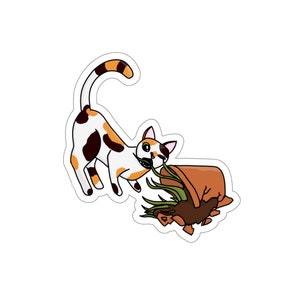 Puede incluir: Una pegatina troquelada que muestra un gato calicó con manchas blancas, naranjas y marrón oscuro. El gato aparece en una postura juguetona, mordiendo una planta verde que ha sido volcada de una maceta de cerámica rota de color terracota.