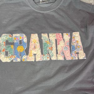 Edredons Vintage Upcycled | Camiseta Nana Bordada Personalizada e Personalizável | Camiseta Nana Floral | Presente de Natal Personalizado | Presente de Aniversário