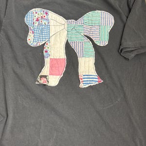 Anpassad quiltad rosett-t-shirt: Vintage patchwork-t-shirt med bekväma färger