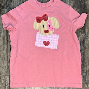 Camiseta de San Valentín para niños pequeños o jóvenes con un lindo cachorro. Personalizable y personalizada. Camiseta con lazo. Letra de San Valentín.