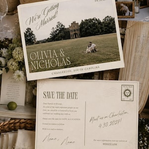 Può includere: Un cartoncino rettangolare save the date per matrimonio con una fotografia di una coppia davanti a un edificio storico, con il testo We're Getting Married, Olivia & Nicholas, Charleston, South Carolina e 04.30.2027 stampato sul davanti.