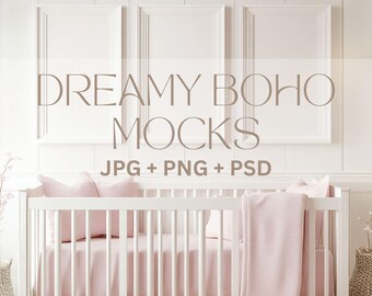 Puede incluir: Una cuna blanca con una manta y almohadas rosas en una habitación blanca con tres marcos de fotos blancos sobre la cuna. El texto "DREAMY BOHO MOCKS JPG + PNG + PSD" se muestra en el centro de la imagen.