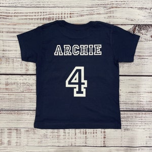 T-shirt personnalisé avec nom et âge - haut d'anniversaire pour tout-petit | T-shirt d'anniversaire personnalisé pour garçons et filles âgés à la date d'anniversaire