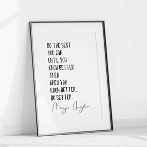 Puede incluir: Impresión tipográfica en blanco y negro con una cita de Maya Angelou: "Haz lo mejor que puedas hasta que sepas mejor. Entonces, cuando sepas mejor, hazlo mejor."