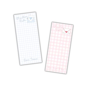 Puede incluir: Dos juegos de notas para buzón, uno con un patrón de cuadros azules y el otro con un patrón de cuadros rosas. Ambos juegos tienen un pequeño sobre con un corazón y el texto "Mailbox Note". El juego azul tiene el texto "Love, Tessie" y el juego rosa tiene el texto "Love, Sugar & Pop".