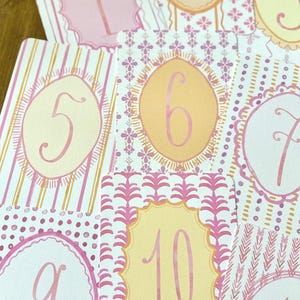 Cartes d'étape roses partout, cartes d'étapes fille, cartes d'étapes bébé, chambre de bébé rose et orange, étapes aquarelles