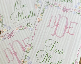 Schede di traguardo mensile per neonata / Fiori acquerellati / Schede di traguardo rosa / Monogramma personalizzato per neonato / Schede di traguardo rosa a righe sottili