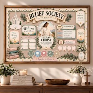 Könnte beinhalten: Eine rechteckige Relief Society-Wandtafel in einem Holzrahmen mit einer zentralen Illustration von Jesus Christus, Textabschnitten für monatliche Veranstaltungen, Geburtstage und neue Schwestern, verziert mit grünen Blättern.