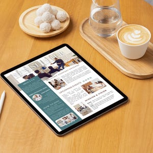 Puede incluir: Una tableta digital que muestra un bolet&iacute;n informativo con el t&iacute;tulo "Newsletter". El bolet&iacute;n informativo presenta secciones tituladas "Acerca de nosotros", "Mensaje de bienvenida de la empresa", "Mensaje del CEO aqu&iacute;", "Pr&oacute;ximos eventos", "C&oacute;mo unirse" y "Misi&oacute;n y visi&oacute;n". La tableta est&aacute; sobre una mesa de madera con una taza de caf&eacute; y un vaso de agua.