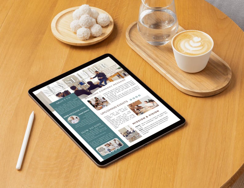 Puede incluir: Una tableta digital que muestra un bolet&iacute;n informativo con el t&iacute;tulo "Newsletter". El bolet&iacute;n informativo presenta secciones tituladas "Acerca de nosotros", "Mensaje de bienvenida de la empresa", "Mensaje del CEO aqu&iacute;", "Pr&oacute;ximos eventos", "C&oacute;mo unirse" y "Misi&oacute;n y visi&oacute;n". La tableta est&aacute; sobre una mesa de madera con una taza de caf&eacute; y un vaso de agua.