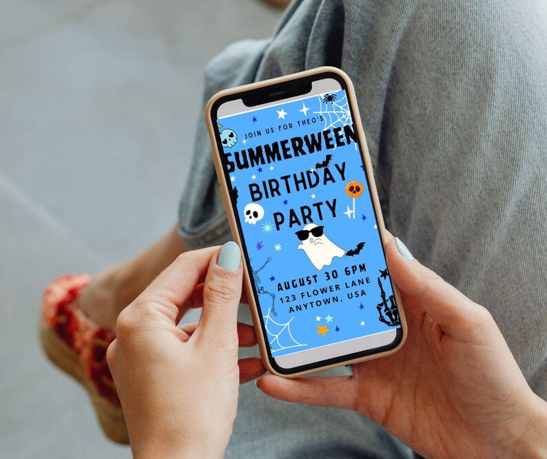 K&ouml;nnte beinhalten: Ein Smartphone zeigt eine blaue Einladung f&uuml;r eine "Summerween Birthday Party". Das Design umfasst einen Geist mit Sonnenbrille, Flederm&auml;use, ein Spinnennetz und einen Totenkopf. Der Text lautet "August 30 6PM 123 Flower Lane Anytown, USA."