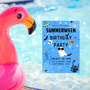 K&ouml;nnte beinhalten: Ein pinkfarbener Flamingo-Schwimmring in einem Pool, neben einer blauen Einladung. Die Einladung ist f&uuml;r eine "Summerween Birthday Party" und zeigt gruselige Grafiken und Text.
