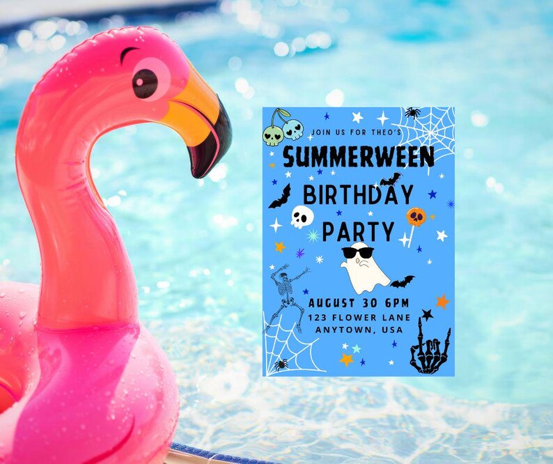 K&ouml;nnte beinhalten: Ein pinkfarbener Flamingo-Schwimmring in einem Pool, neben einer blauen Einladung. Die Einladung ist f&uuml;r eine "Summerween Birthday Party" und zeigt gruselige Grafiken und Text.
