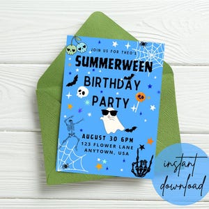 K&ouml;nnte beinhalten: Eine blaue Einladung f&uuml;r eine Summerween-Geburtstagsparty mit einem Geist mit Sonnenbrille, Flederm&auml;usen und einem Skelett. Der Text lautet "SUMMERWEEN BIRTHDAY PARTY" und "August 30 18 Uhr". Die Einladung befindet sich in einem gr&uuml;nen Umschlag.