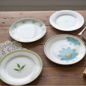 Set di 4 piattini da pane assortiti Noritake, in ceramica con decorazioni floreali vintage, stoviglie di ricambio, Giappone.